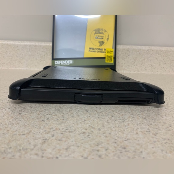 Otter Box Defender Series Case for iPad 2 - Black - Picture 7 of 8